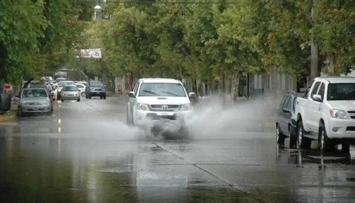 Hujan Deras Bisa Sebabkan Aquaplaning, Pengemudi Disarankan Lakukan Ini