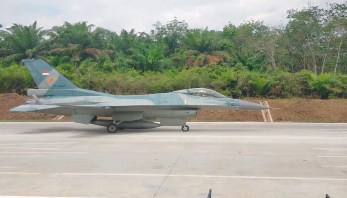 TNI AU Sukses Uji Coba Pendaratan F-16 dan Super Tucano di Tol Lampung