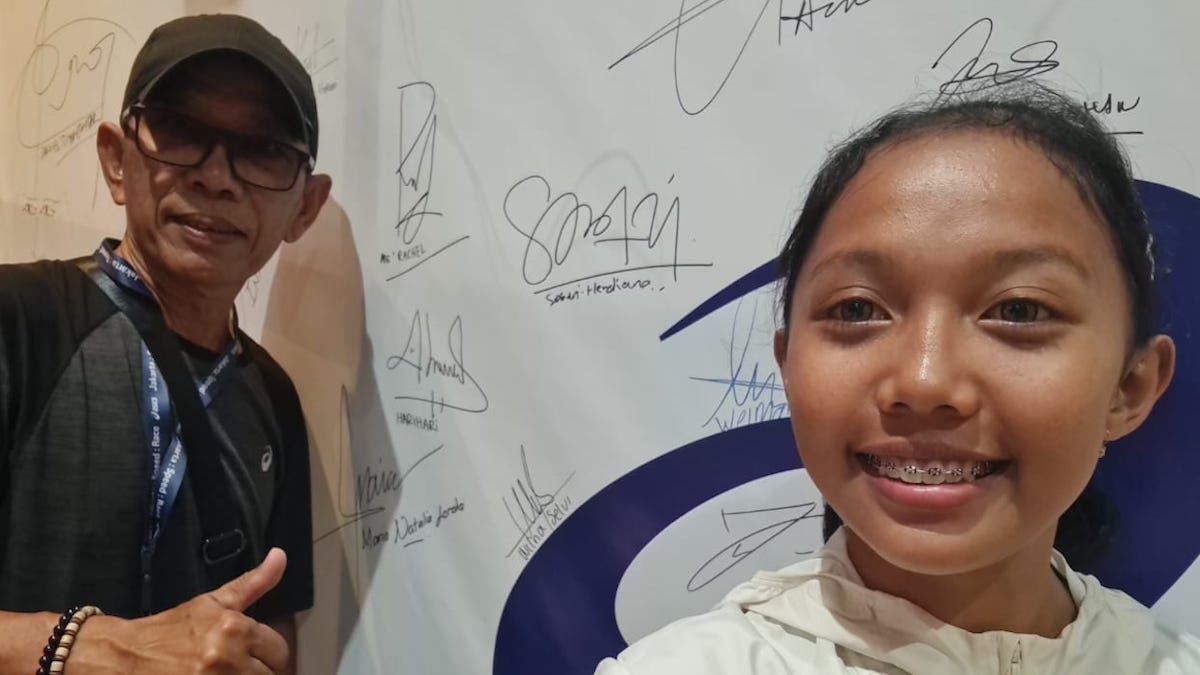 Atlet Sumbar Wilna Selfi bersama sang pelatih. (dok. istimewa)