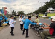 DKM Masjid Asy-Syifa dan SPH Bagikan 100 Paket Takjil di Depan Gedung SPH
