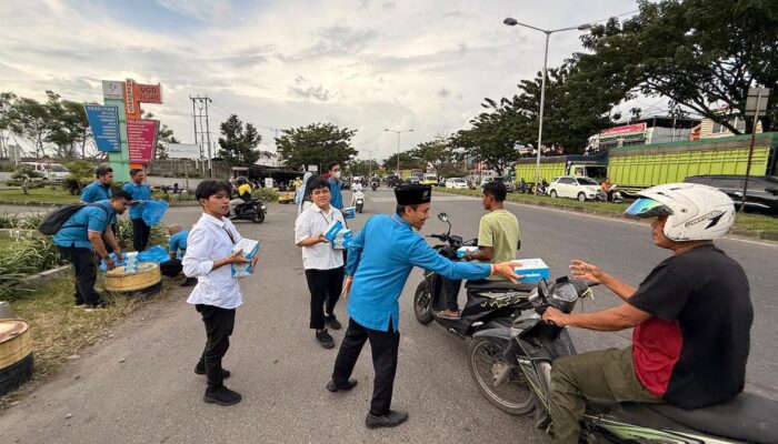DKM Masjid Asy-Syifa dan SPH Bagikan 100 Paket Takjil di Depan Gedung SPH
