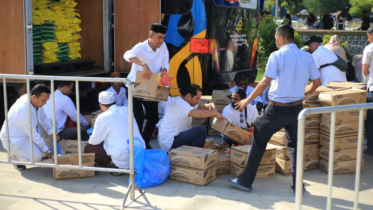: Petugas mempersiapkan paket bantuan pangan pada kegiatan peduli bencana di Taman Pekan Kebudayaan Aceh (PKA), Banda Aceh, Aceh, Minggu (21/12/2025). (ANTARA FOTO/Ampelsa/Bar)