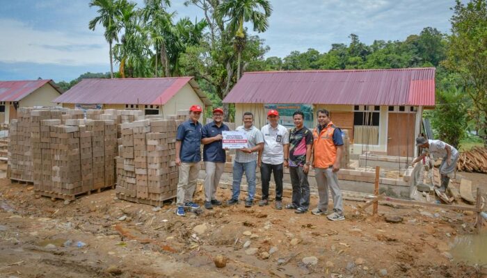 PT Semen Padang Serahkan 8.000 Pcs Sepablock dan 200 Zak Semen untuk Percepatan Pembangunan Huntap
