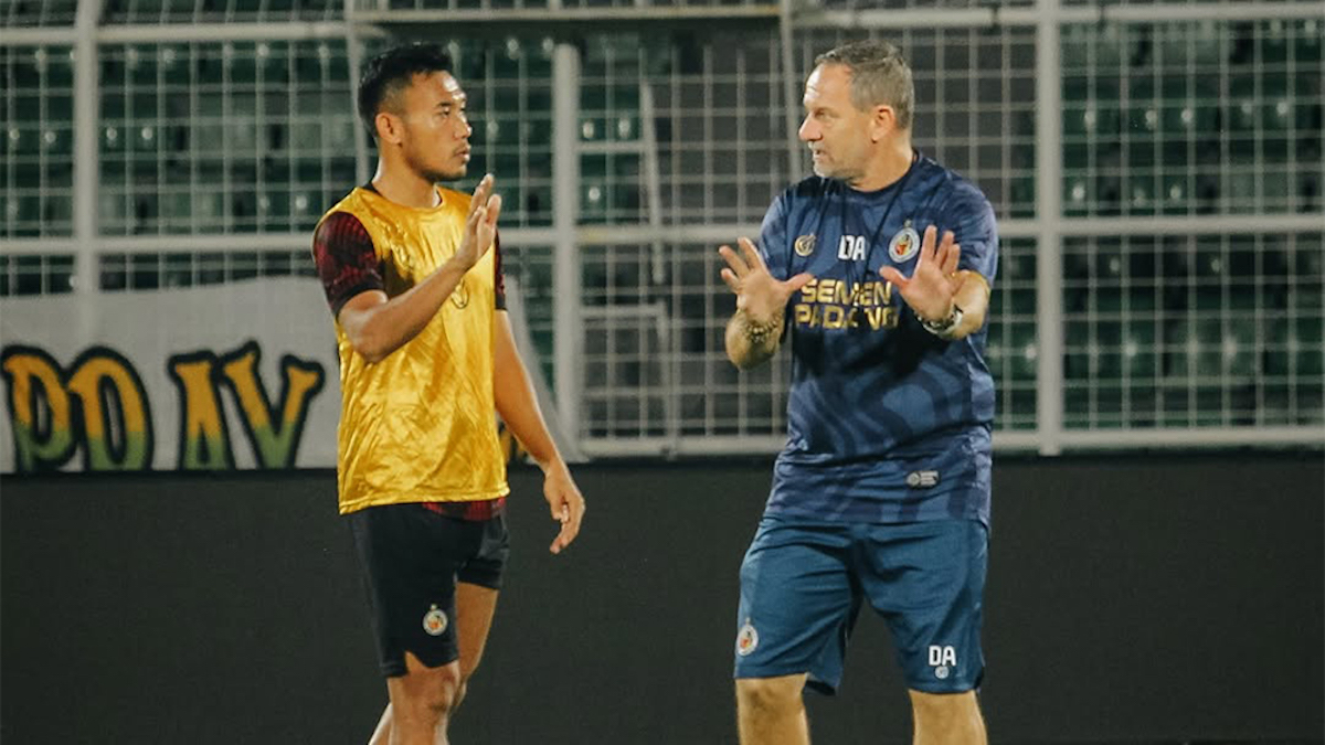 Coach Dejan Antonic beri arahan kepada beknya saat latihan jelang laga melawan Bhayangkara FC. (dok. istimewa)