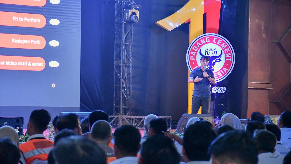 Coach Matias Ibo beri pelatihan terkait latihan dasar di acara Bulan K3 Nasional PT Semen Padang. (dok. istimewa)