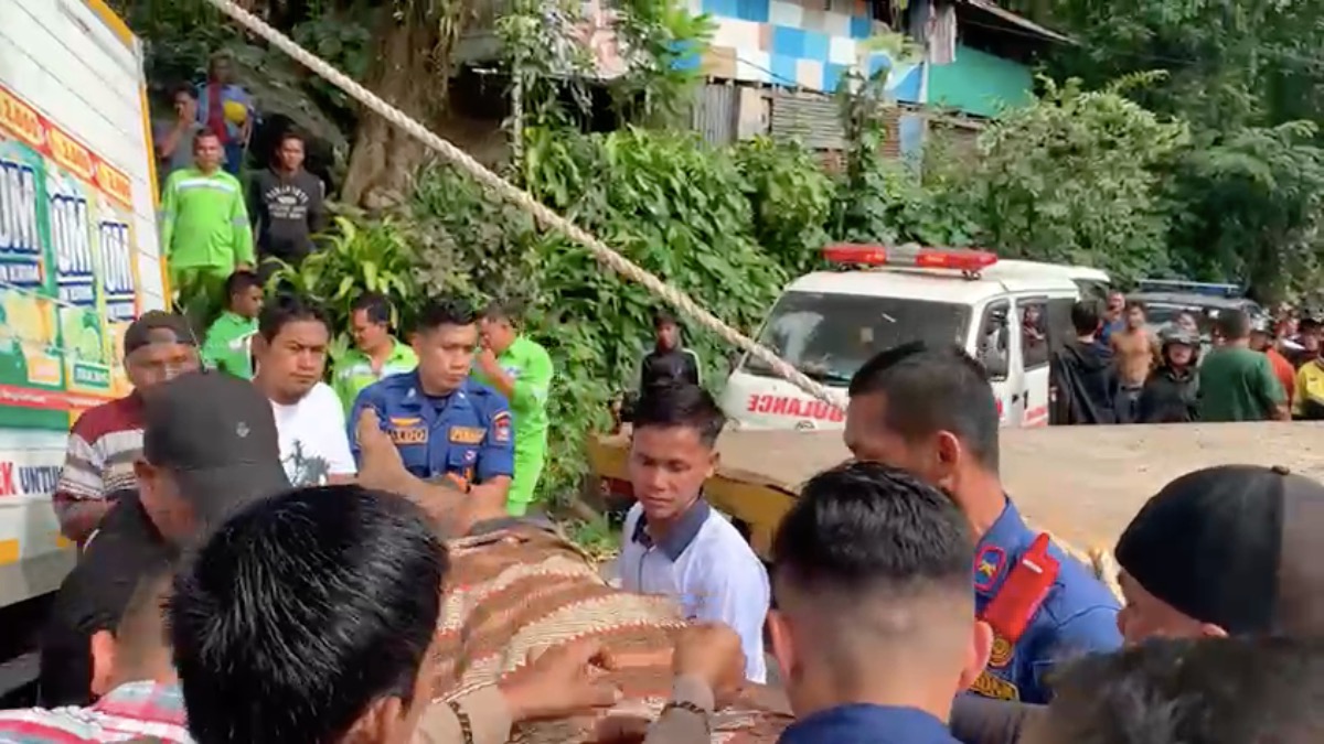 Evakuasi sopir mobil box terjepit di kawasan Bungus oleh tim Damkar Padang. (dok. istimewa)