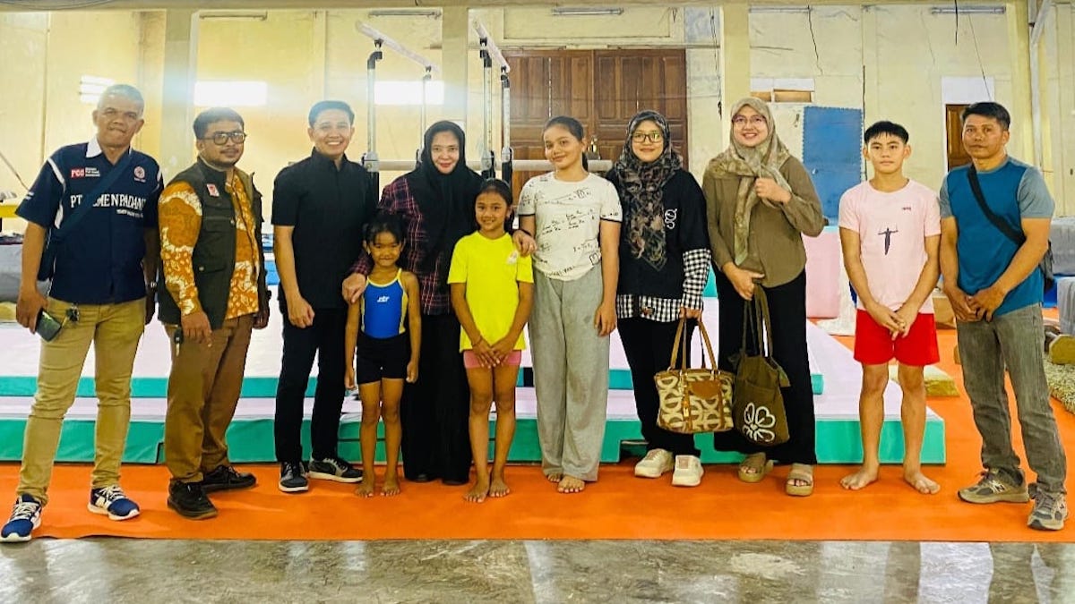 Rombongan Kemenpora RI, ketika menginventarisasi Barang Milik Negara (BMN) berupa peralatan eks Gymnastic World Championship Artistics 2025 yang akan diproses hibah kepada FGI Sumbar, di Padang, Kamis (12/2/2026). (Foto ist)