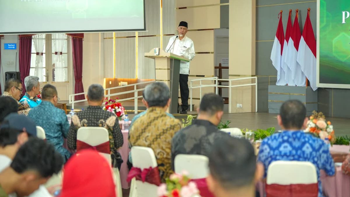 Gubernur Mahyeldi beri sambutan saat pelantikan anggota METI Sumbar. (dok. adpsb)