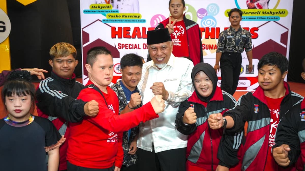 Gubernur Mahyeldi bersama atlet disabilitas yang akan berlaga di SOIna. (dok. istimewa)