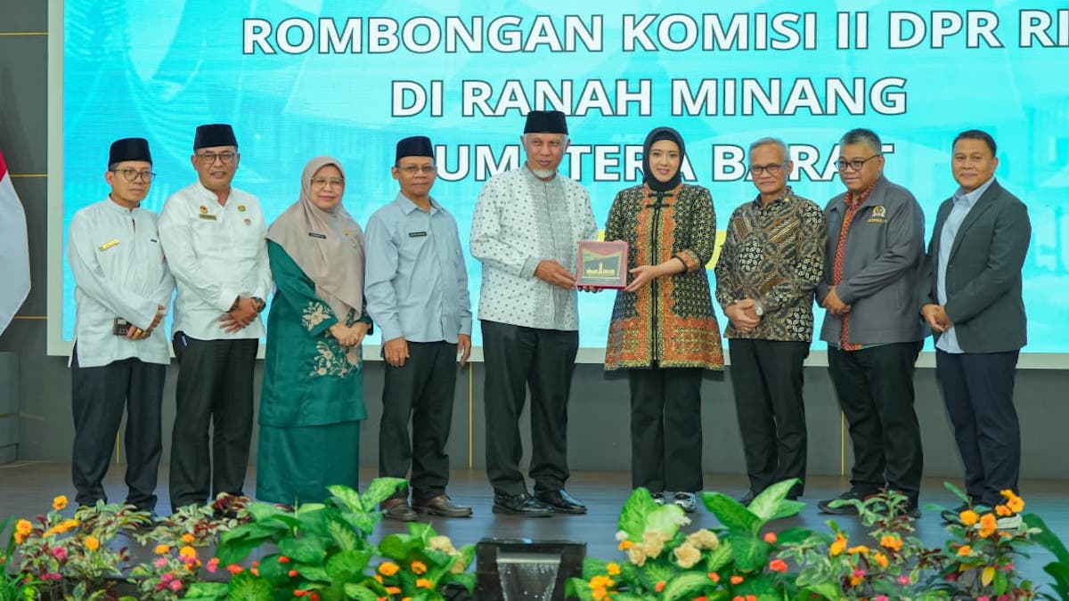 Gubernur Mahyeldi bersama rombongan Komisi II DPR RI. (dok. adpsb)