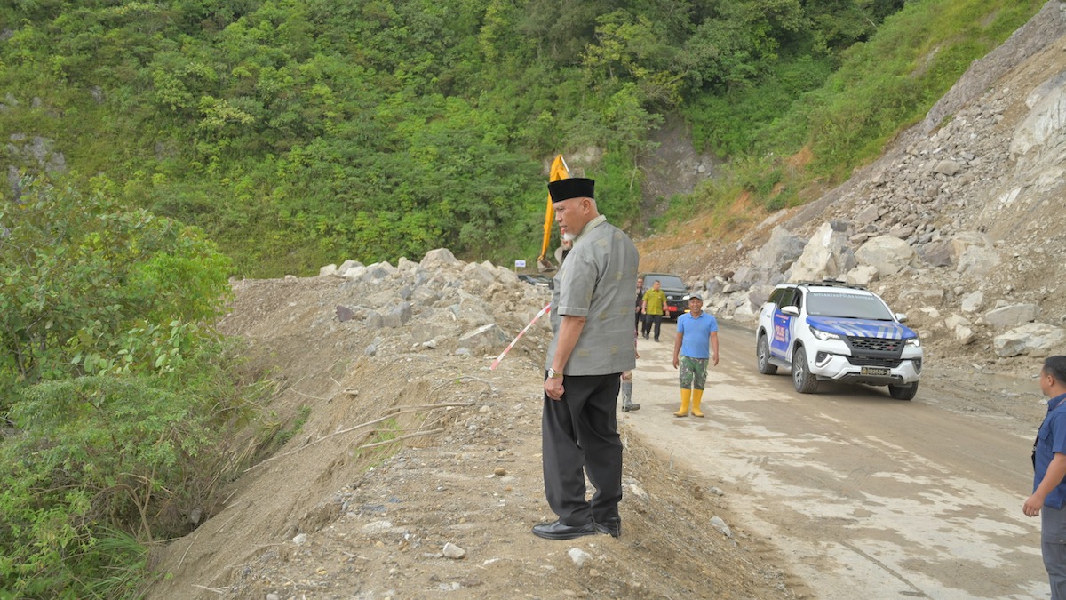 Gubernur Mahyeldi cek kesiapan jalur Malalak untuk mudik Lebaran. (dok. adpsb)