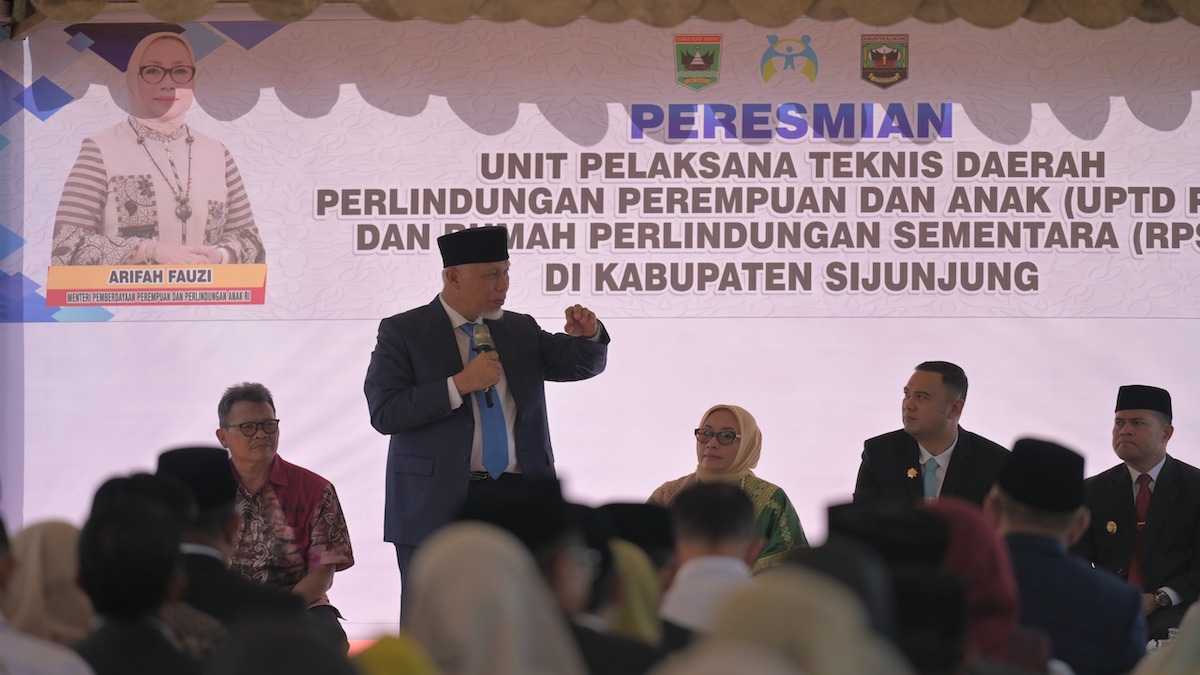 Gubernur Mahyeldi dampingi Menteri PPPA resmikan UPT PPPA di Sijunjung. (dok. istimewa)