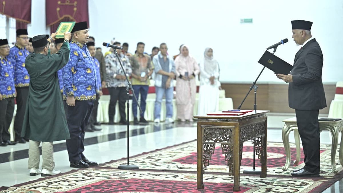 Gubernur Mahyeldi dilantik Andree Algamar jadi Kepala Biro Umum Pemprov Sumbar. (dok. adpsb)