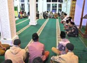 Gubernur Mahyeldi Iktikaf dan Serahkan Bantuan di Masjid Bersejarah