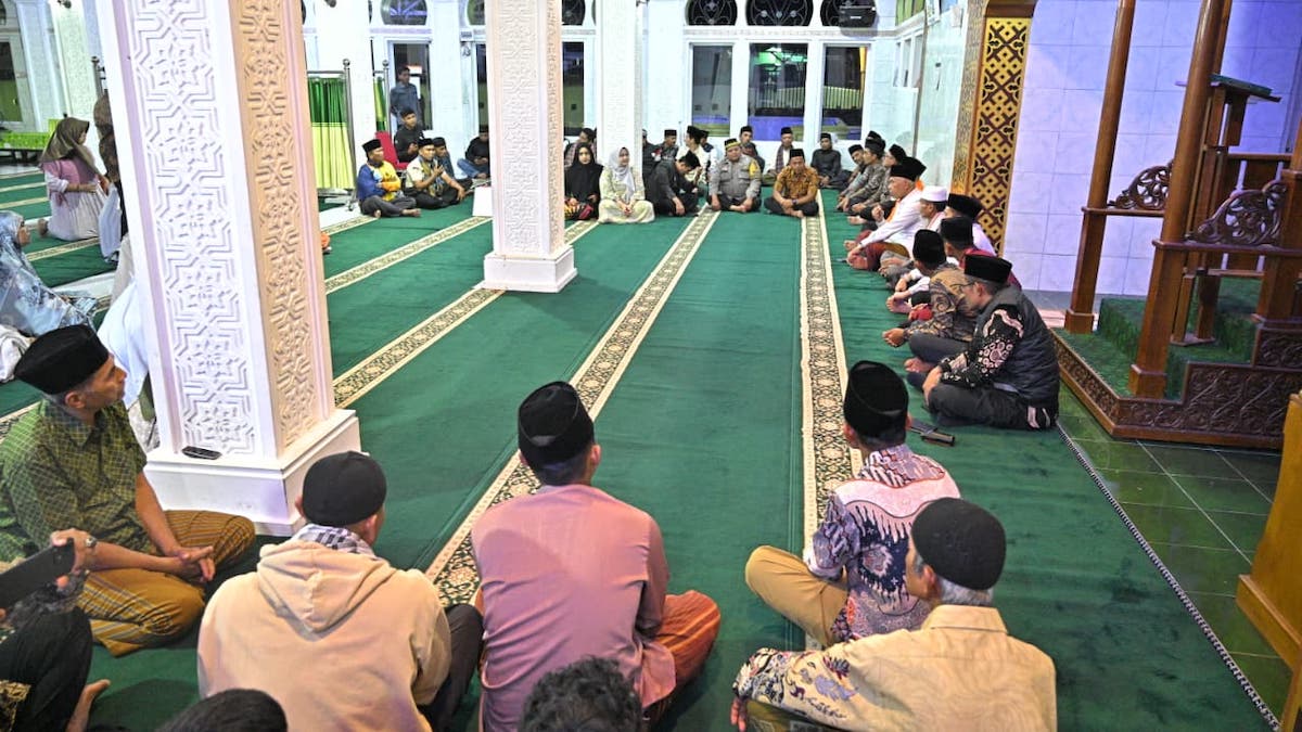 Gubernur Mahyeldi itikaf di Masjid Bersejarah. (dok. istimewa)
