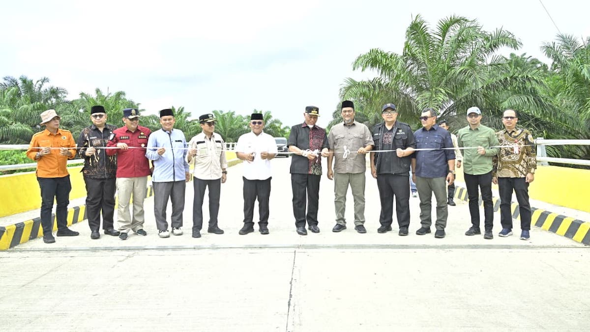 Gubernur Mahyeldi resmikan tiga jembatan strategis di Pasbar. (dok. istimewa)