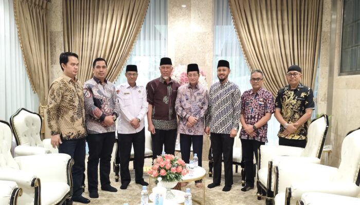 Gubernur Mahyeldi Serahkan Rekomendasi Seminar Wakaf Internasional kepada Menteri Agama RI