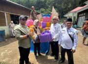 Andre Rosiade Salurkan 155 Paket Sembako untuk Korban Bencana Galodo di Guguak Malalo Tanah Datar