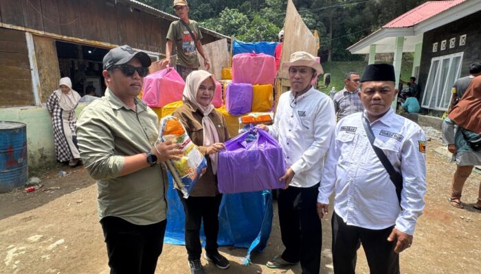 Andre Rosiade Salurkan 155 Paket Sembako untuk Korban Bencana Galodo di Guguak Malalo Tanah Datar