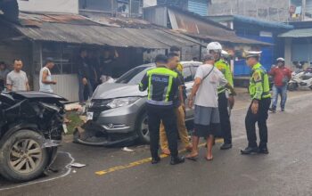 Kasatlantas Polres Nias, Ipda Ovaroni Zendratö pimpin penyelidikan peristiwa tabrakan dua mobil di Kota Gunungsitoli, Sumatera Utara (Sumut). (Radarsumbar.com/Putra).