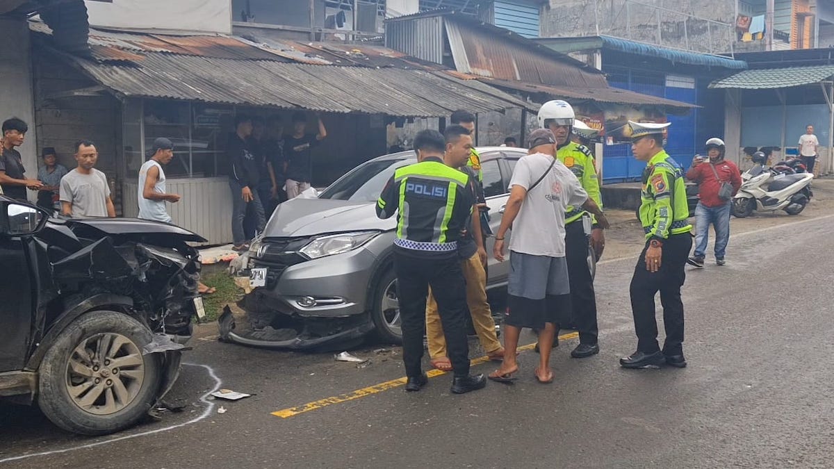 Kasatlantas Polres Nias, Ipda Ovaroni Zendratö pimpin penyelidikan peristiwa tabrakan dua mobil di Kota Gunungsitoli, Sumatera Utara (Sumut). (Radarsumbar.com/Putra).