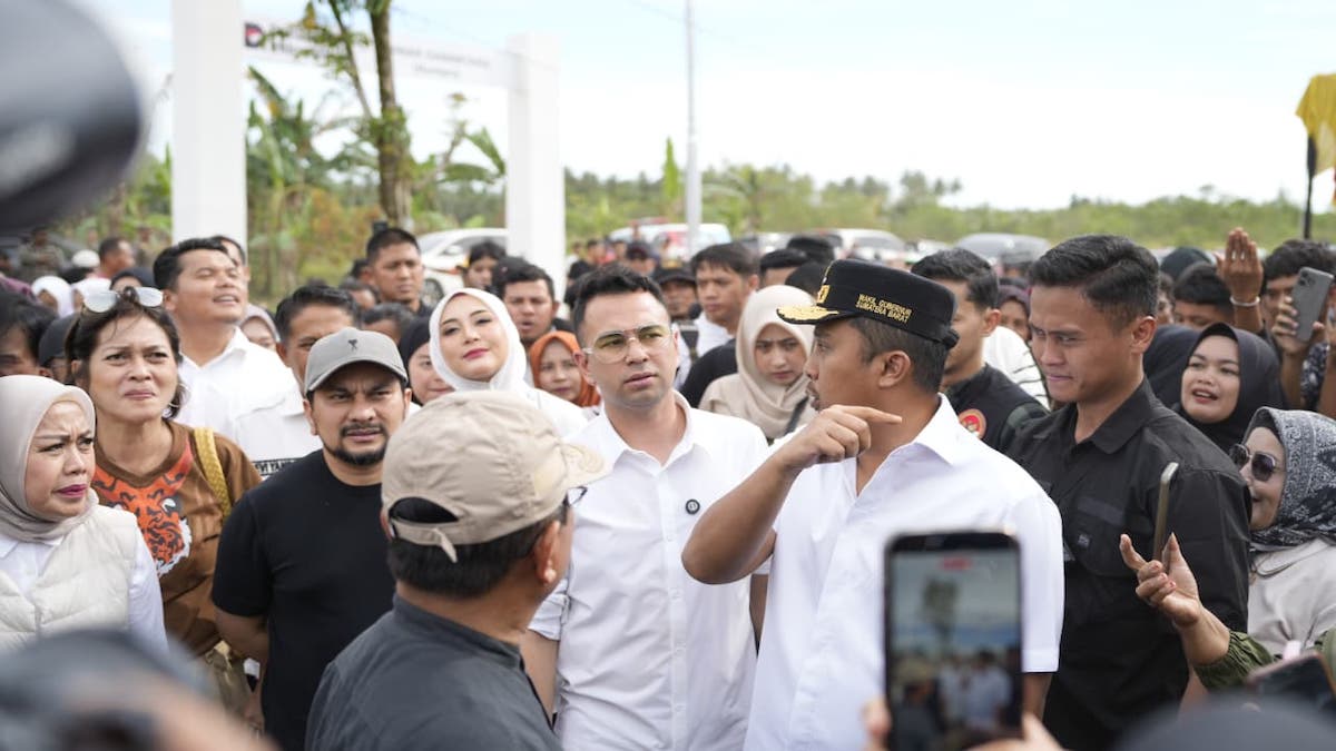 Koordinasi Wagub dan Raffi Ahmad serta Dr Tompi saat berada di Huntara Danantara Padang Pariaman. (dok. adpsb)