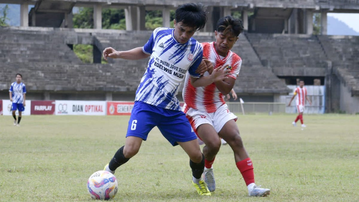 Laga Kompak Kampung Pisang vs PSP Padang yang dimenangkan telak oleh PSP dengan skor 6-1. (dok. istimewa)