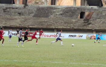 Laga antara Kompak Kampung Pisang kontra GMR FC di Liga 4 Sumbar. (dok. istimewa)