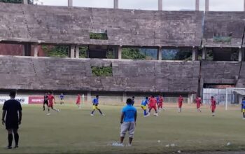 Laga di Liga 4 Sumbar antara PSLA kontra Batang Anai. (dok. istimewa)