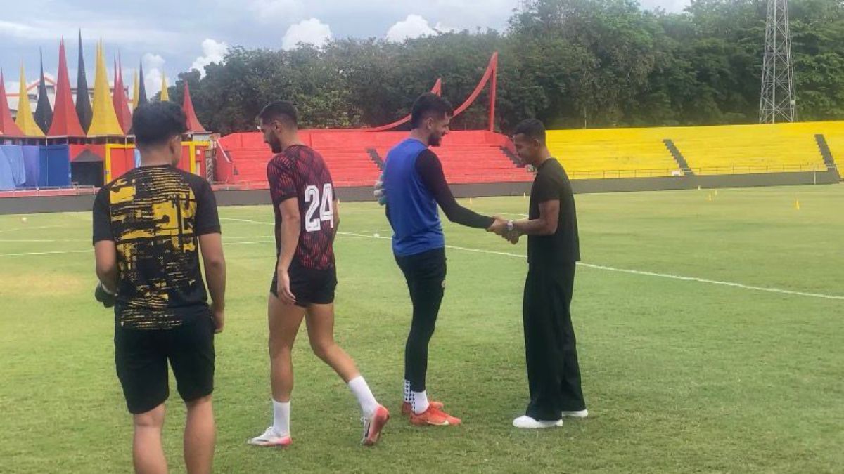 Leo Gunara pamitan dengan rekannya di Semen Padang FC. (dok. istimewa)