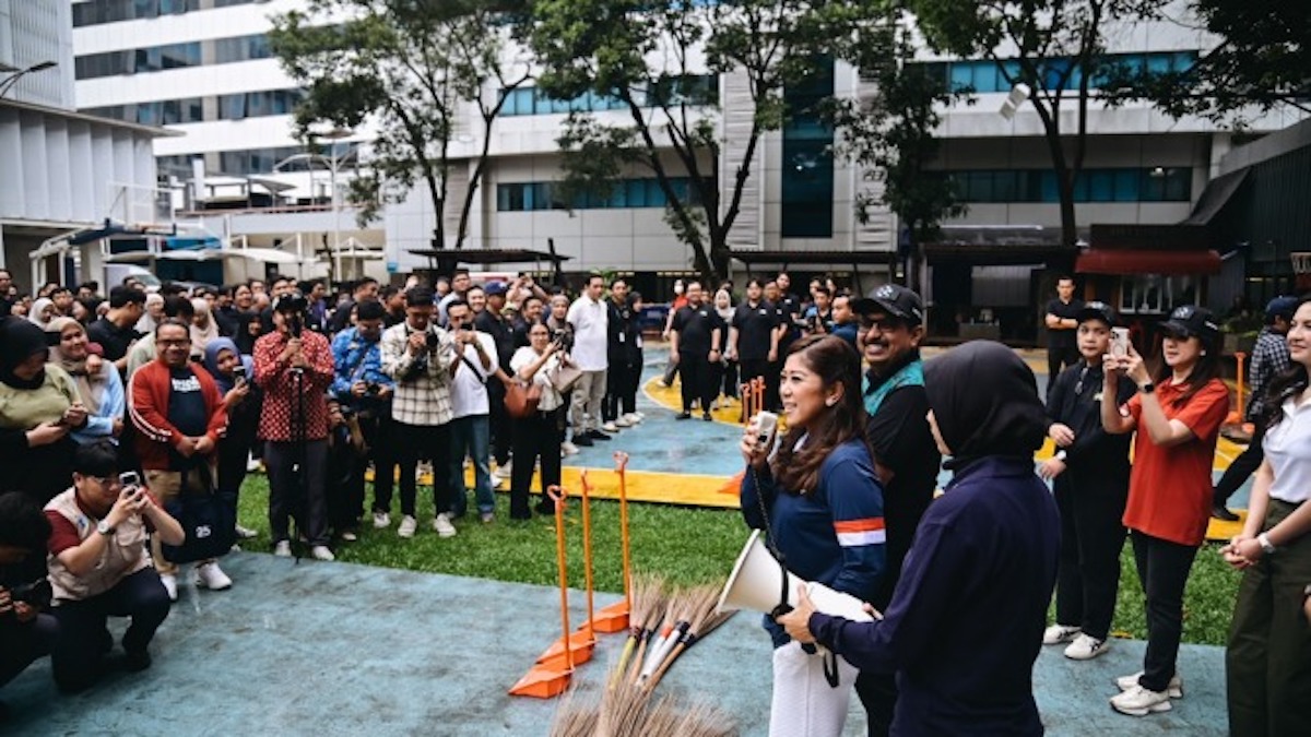 Menkomdigi Meutya Hafid menyampaikan arahan sebelum pelaksanaan kerja bakti di Lingkungan Kantor Kementerian Komdigi, Jakarta Pusat, Jumat (13/02/2026). (Foto: Ahmad Tri Hawaari/Komdigi)