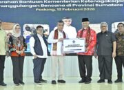 Menaker Serahkan Bantuan Rp30,3 Miliar untuk Korban Bencana di Sumbar