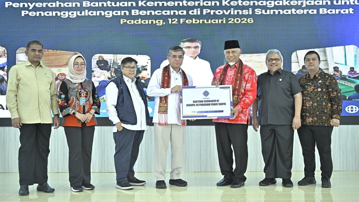 Menaker Yassierli serahkan bantuan bencana untuk Sumbar. (dok. istimewa)