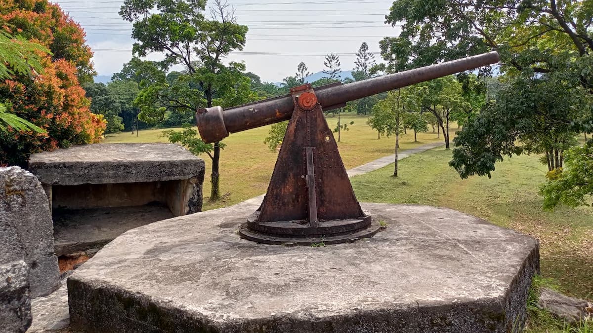Meriam peninggalan Jepang di Lapangan Golf PT Semen Padang. (dok. istimewa)
