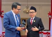 Musfi Yendra dan Idham Fadhli. (dok. KI Sumbar)