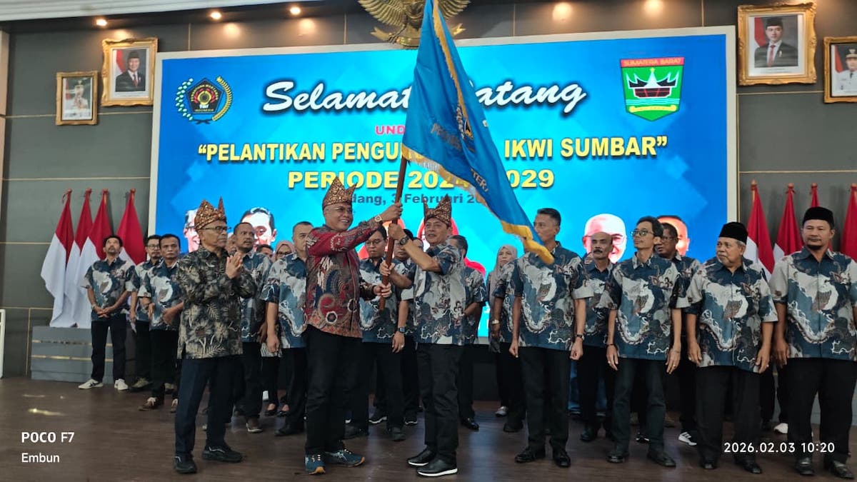 Pelantikan pengurus PWI-IKWI Sumbar 2024-2029. (dok. istimewa)