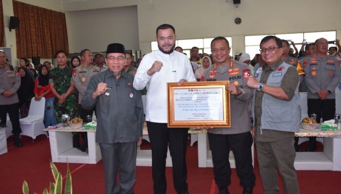 Pemerintah Serahkan Bantuan Tahap I untuk Korban Bencana Hidrometeorologi di Padang