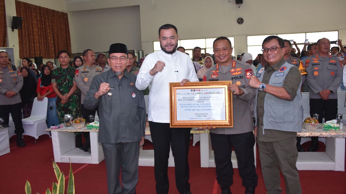 Pemerintah pusat serahkan bantuan rumah korban terdampak bencana di Padang. (dok. istimewa)