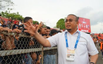 Penasihat Semen Padang FC Andre Rosiade menyapa suporter Semen Padang FC. (dok. istimewa)