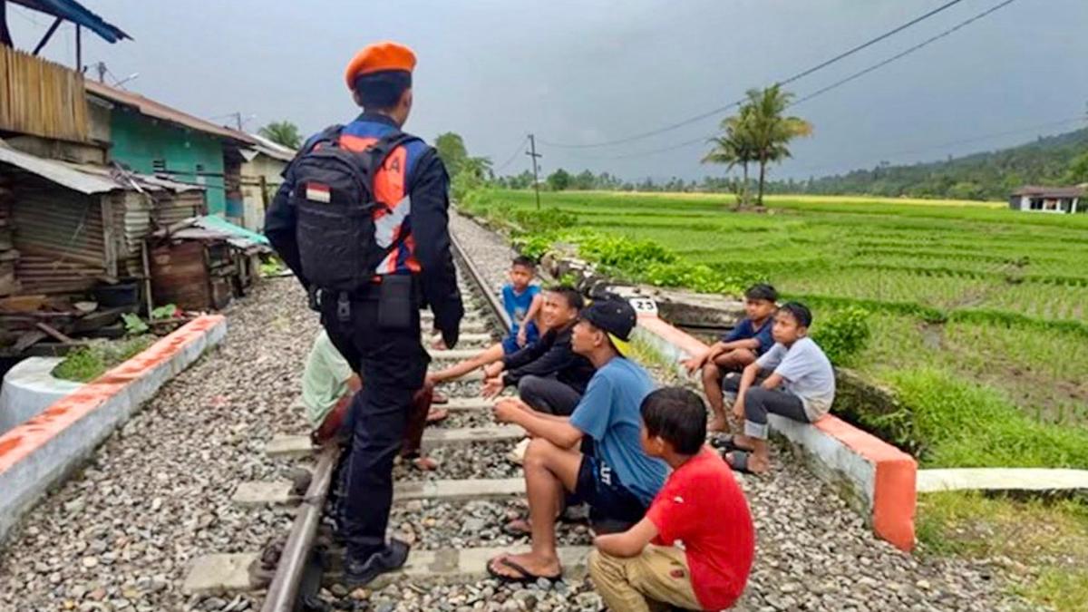 Petugas KAI ingatkan anak-anak yang ngabuburit di rel kereta api. (dok. istimewa)