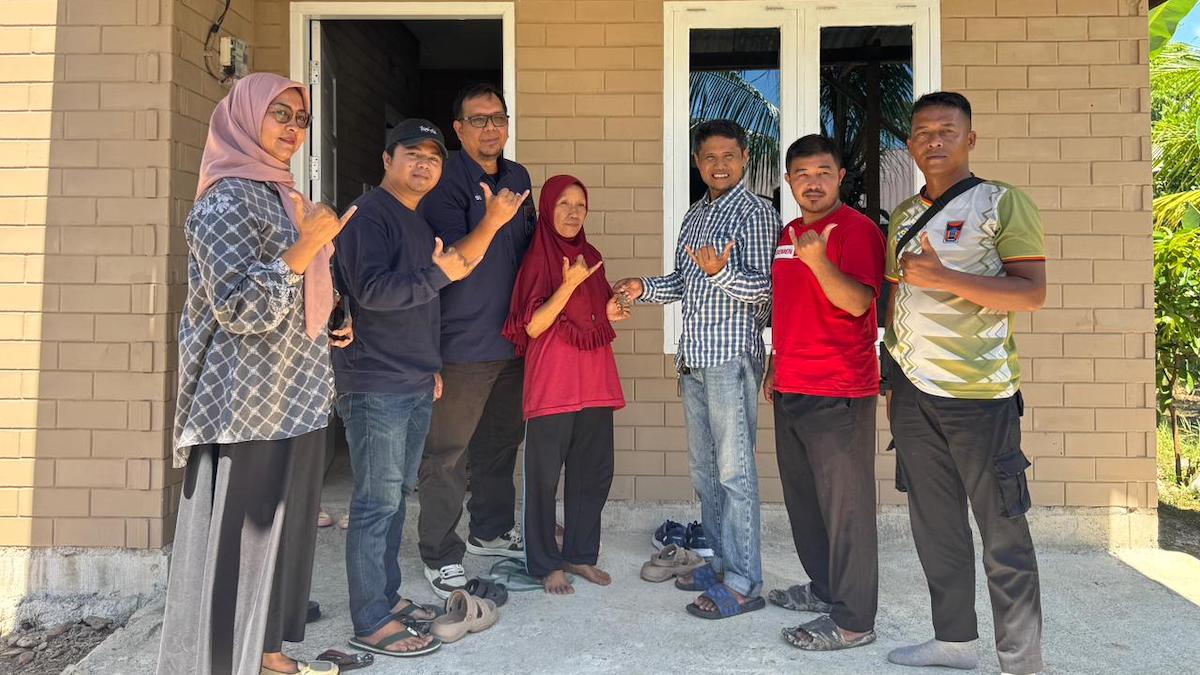 Endra Yeni menerima hunian dari Program Rumah Layak Huni Semen Padang yang dibangun menggunakan SEPABLOCK. (dok. istimewa)