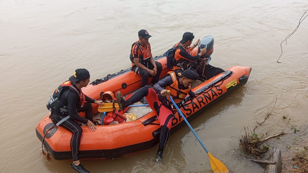 Proses pencarian remaja hanyut di Pessel oleh Basarnas Padang. (dok. istimewa)