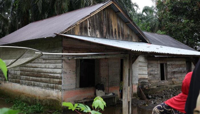 Wagub Sumbar Serahkan Bantuan Bedah Rumah untuk Warga Tigo Nagari Pasaman