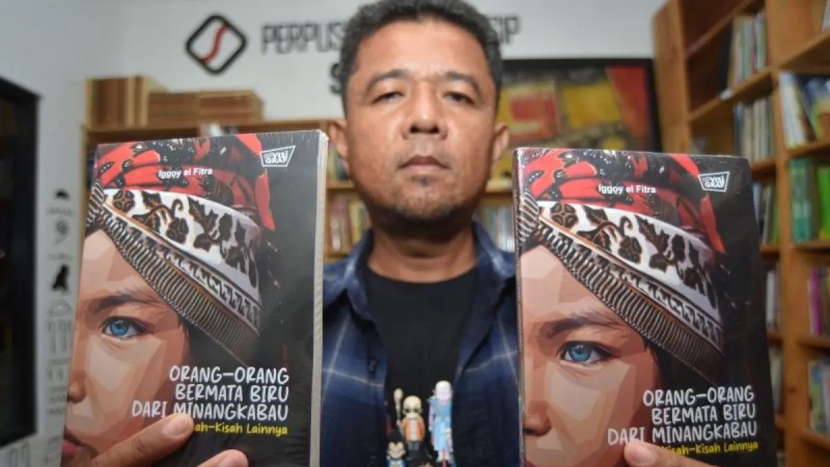 Pewarta foto Antara Sumbar, Iggoy el Fitra meluncurkan buku antologi feature. (dok. Antara)