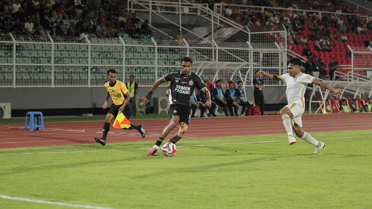 Sayap Semen Padang FC Maicon de Souza berusaha melewati Frengki Missa. (dok. istimewa)