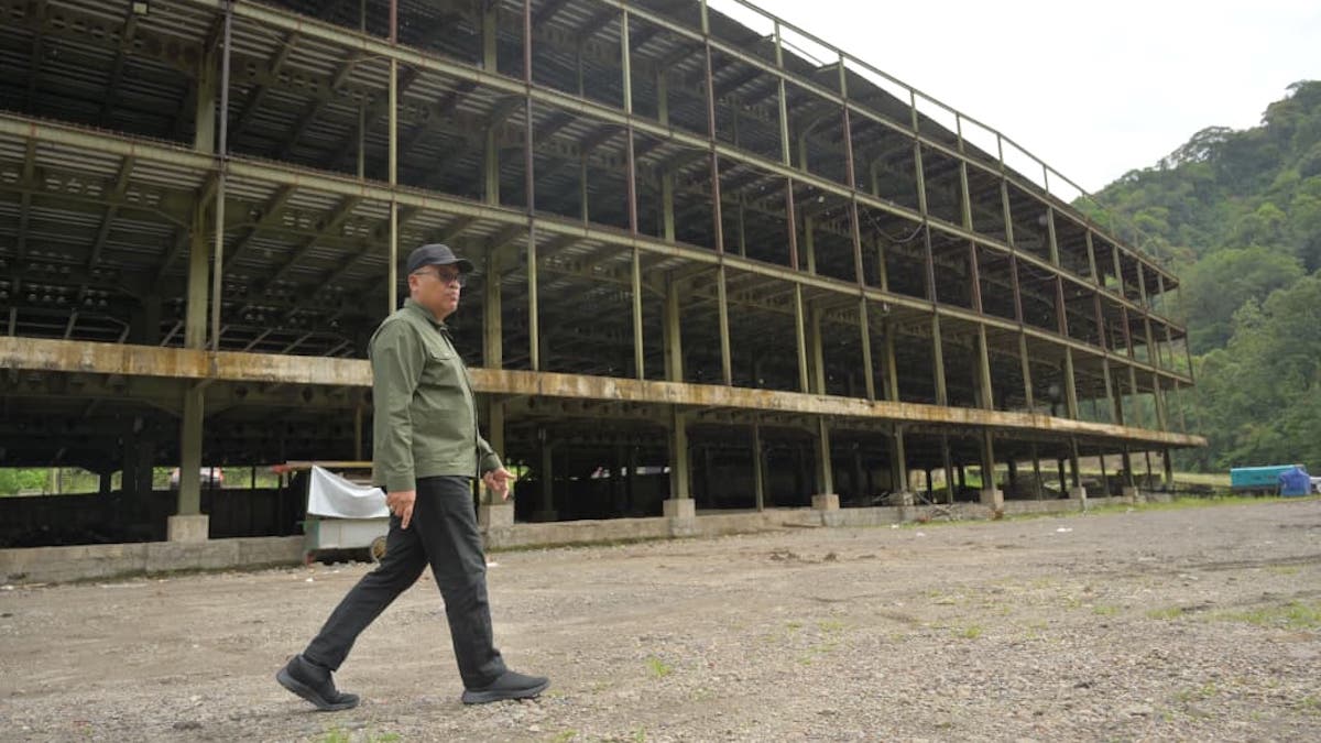 Sekdaprov Sumbar Arry Yuswandi mengecek bangli yang belum juga dibongkar di jalur Lembah Anai. (dok. istimewa)