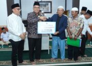 Sekdaprov Sumbar Serahkan Miliaran Rupiah untuk Panti dan Masjid di Pasbar