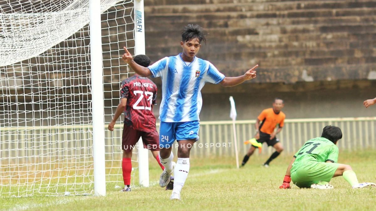 Selebrasi pemain PSP Padang usai melesatkan gol ke gawang Gumarang FKNB. PSP menang telak 9-0 dalam laga ini. (Dodi Kurniawan for Radar Sumbar)