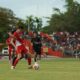 Striker Semen Padang FC Guillermo Fernandes dikawal ketat pemain Persita. (dok. istimewa)