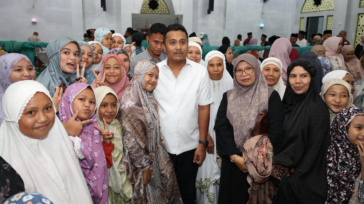Wagub Vasko digerubungi masyarakat saat Safari Ramadan ke Lubuk Sikaping. (dok. istimewa)